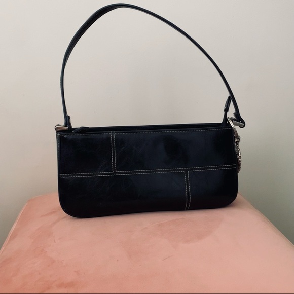 Beautiful black leather bag with elegant charm - Picture 2 of 5